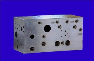 Pièces de usinage de commande numérique par ordinateur de matériel d'acier au carbone, bloc hydraulique de soupape de commande